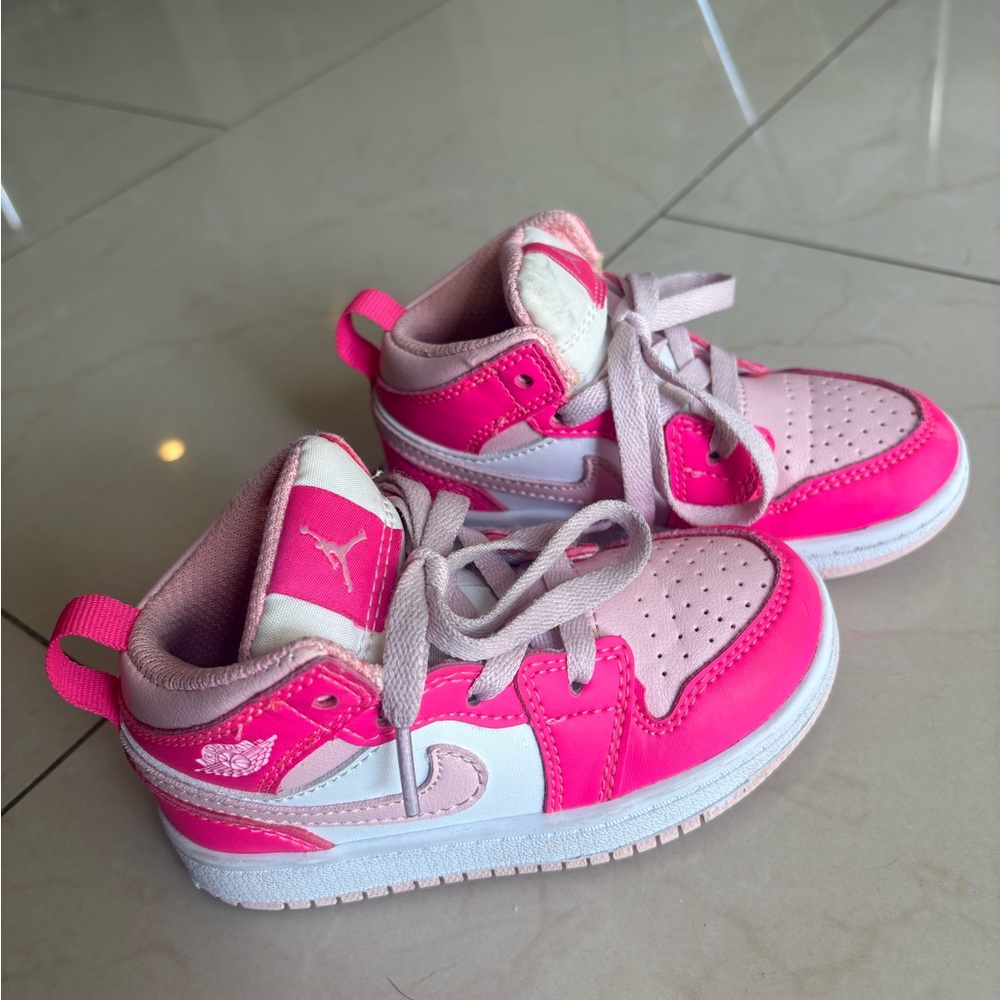 Nike Kids Sneakers in Hot Pink and White